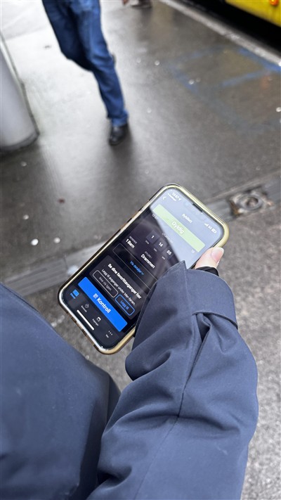 Viser frem gyldig billett i appen Brakar