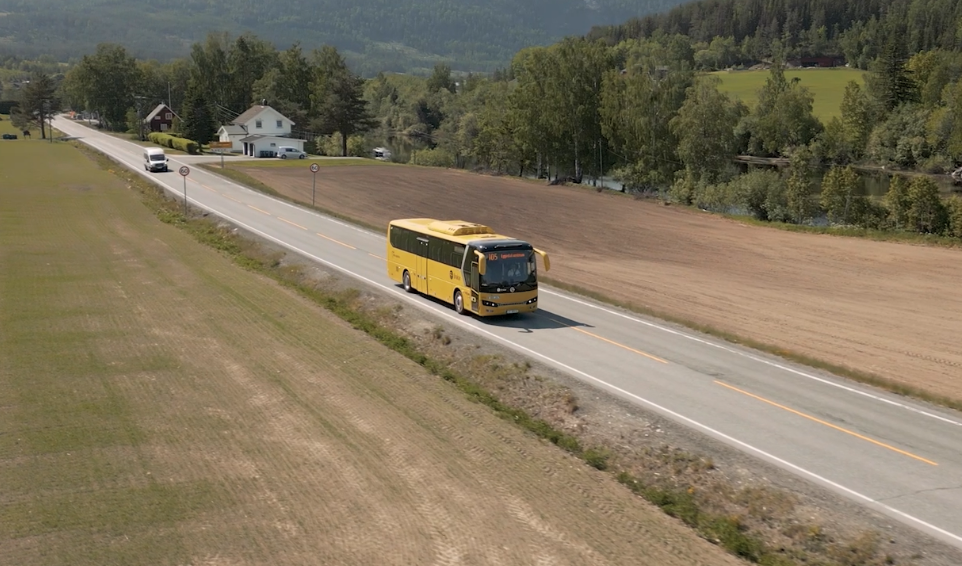 Bilde av buss som kjører på landevei.