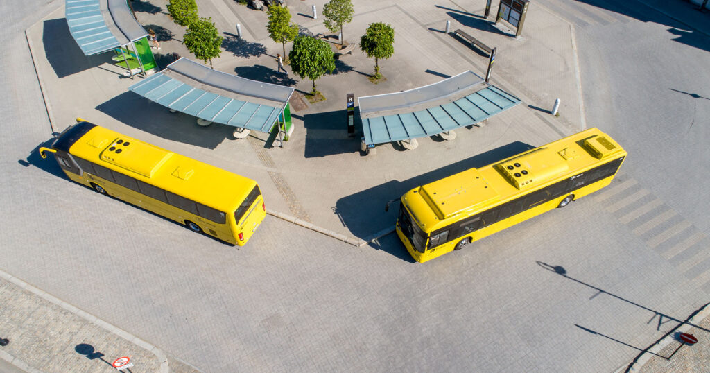 Dronebilde av busser på Kongsberg knutepunkt.