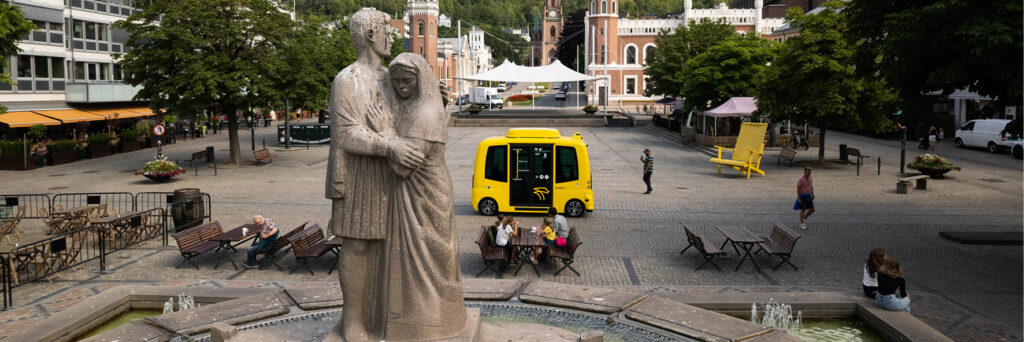 Bilde av selvkjørende buss på Bragernes torg.