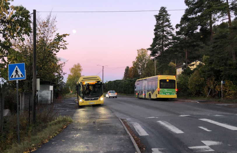 Bilde av busser ved Stenseth holdeplass i Krokstadelva.