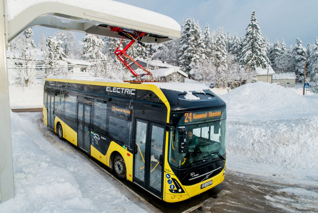 Bilde av elbuss som lader ved pantograf på Konnerud i Drammen.