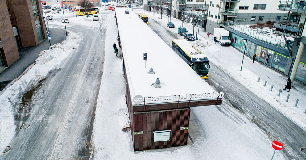 Dronebilde av Drammen busstasjon på vinteren.