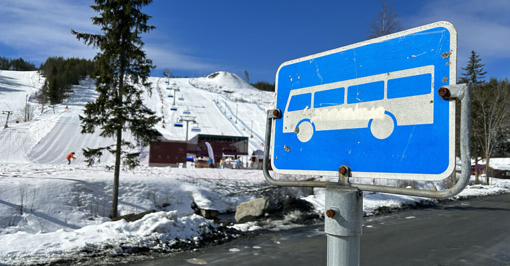 Bilde av bussholdeplass i Kongsberg.