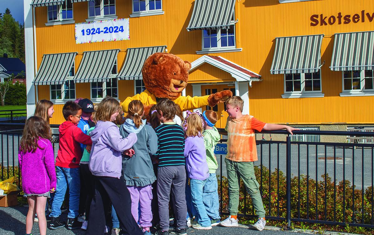 Bamse Brakar besøker Skotselv skole.