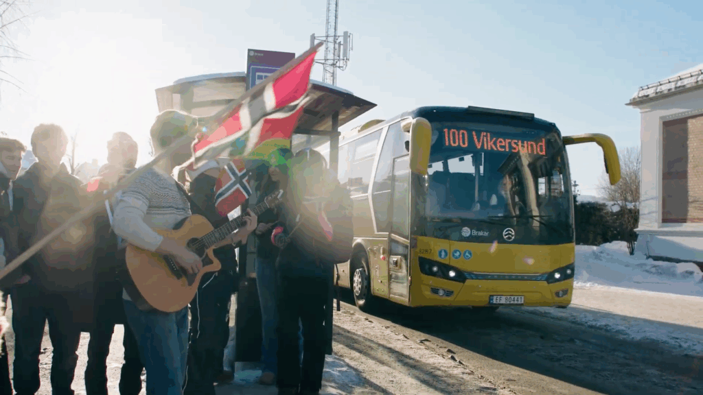 People waiting for the bus to Vikersund.